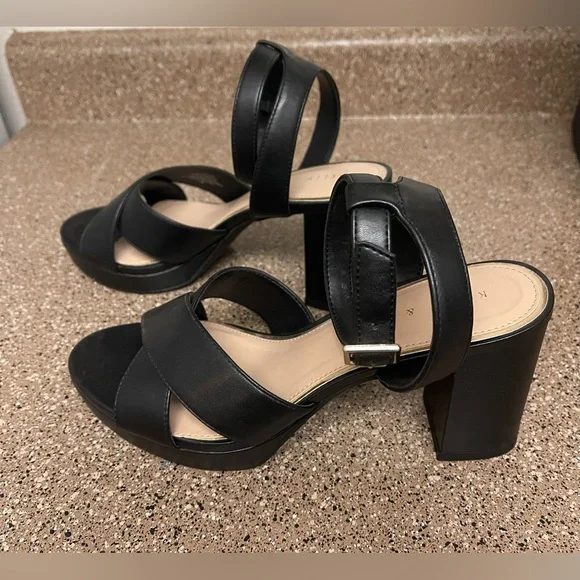 Kelly & Katie Hanniah Platform Sandal - Picture 9 of 13